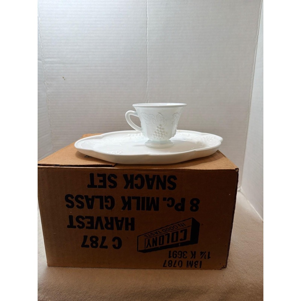 NIB NOS Colony Harvest Milk Glass 8 Piece Snack Set C787‎ Vintage Cup Saucer
